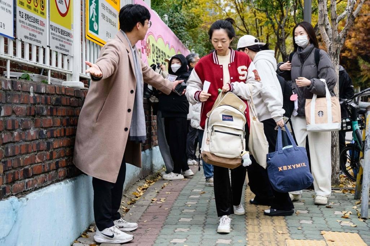 South Korea halts flights for college entry exam