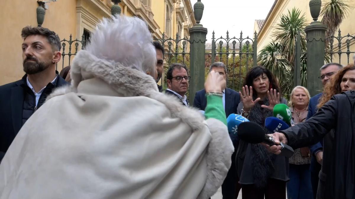 Una mujer increpa a Ana Redondo por los fallos en las pulseras ...