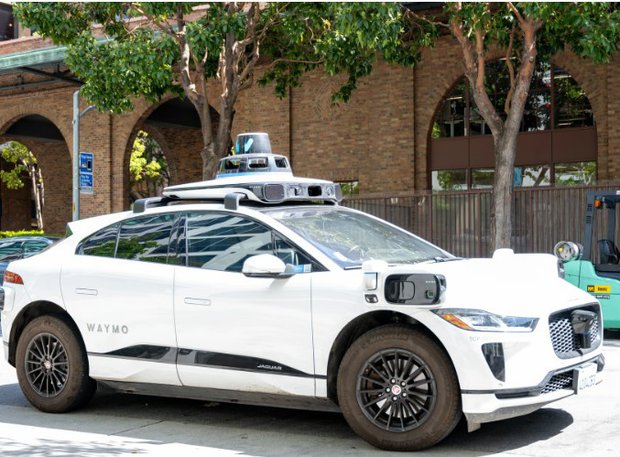 Waymo contradice a Elon Musk y lanza robotaxis en autopistas de EE. UU.