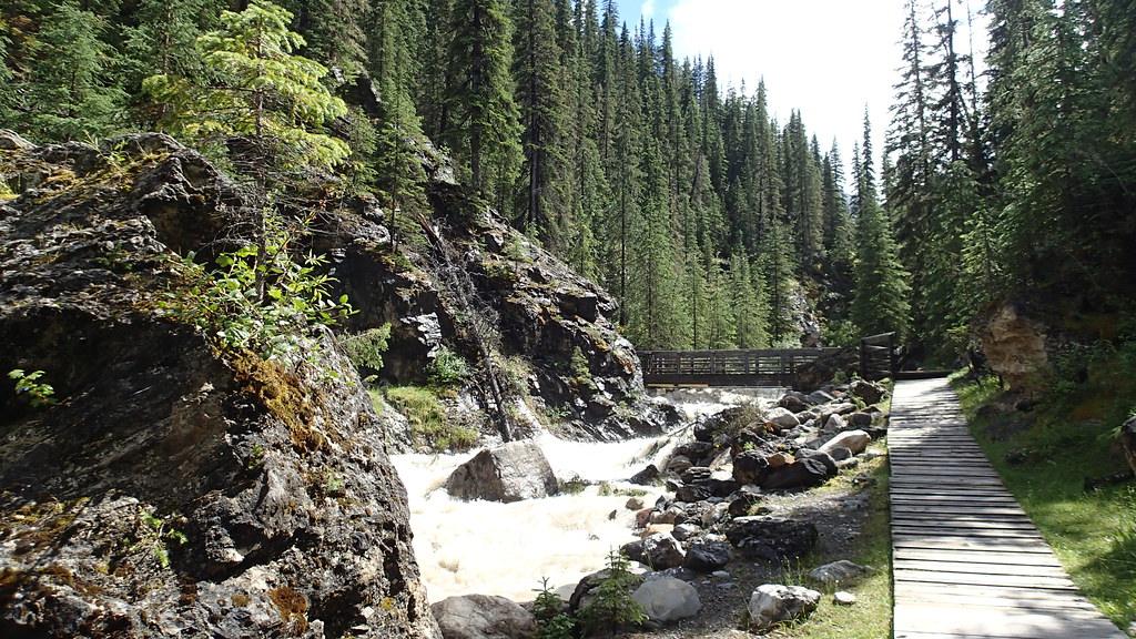 Cozy winter getaways in Canada with fireplaces and hot springs