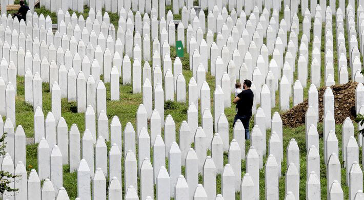 Lápides do Cemitério Monumento de Potocari na vila de Potocari em Srebrenica, Bósnia e Herzegovina, em 10 de julho de 2018. Foto: SAMIR YORDAMOVIC/AFP