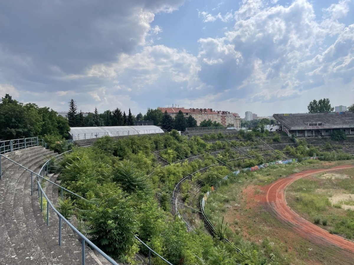 za-lu-nkami-u-v-stavi-t-nebo-v-technoparku-brno-e-fotbalov-stadion