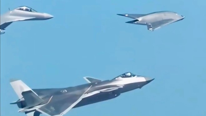 Il drone GJ-11 Sharp Sword vola con i caccia J-20: nuova sfida cinese ...
