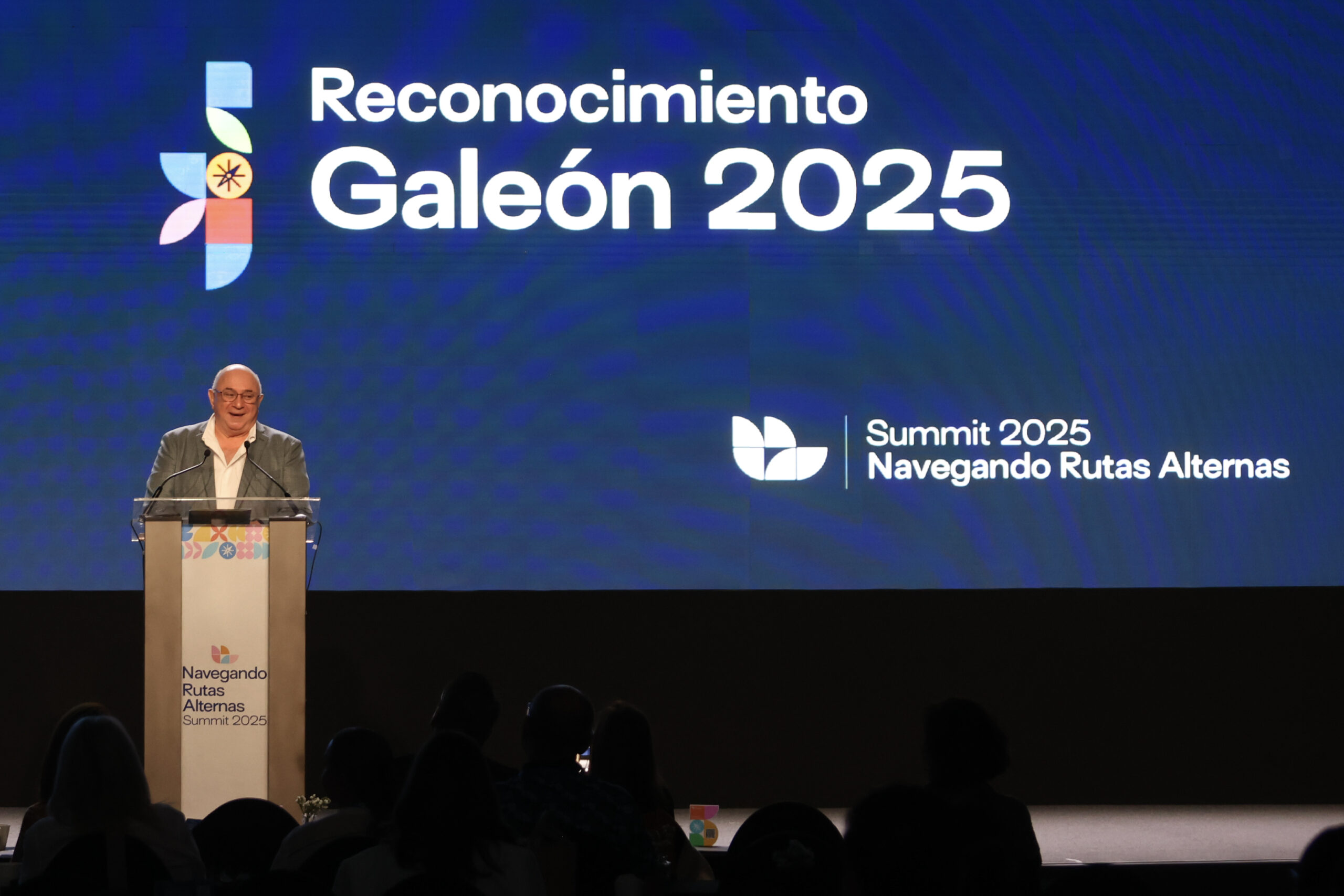 Alejandro Robles recibe el Galeón 2025 por su liderazgo en la ...