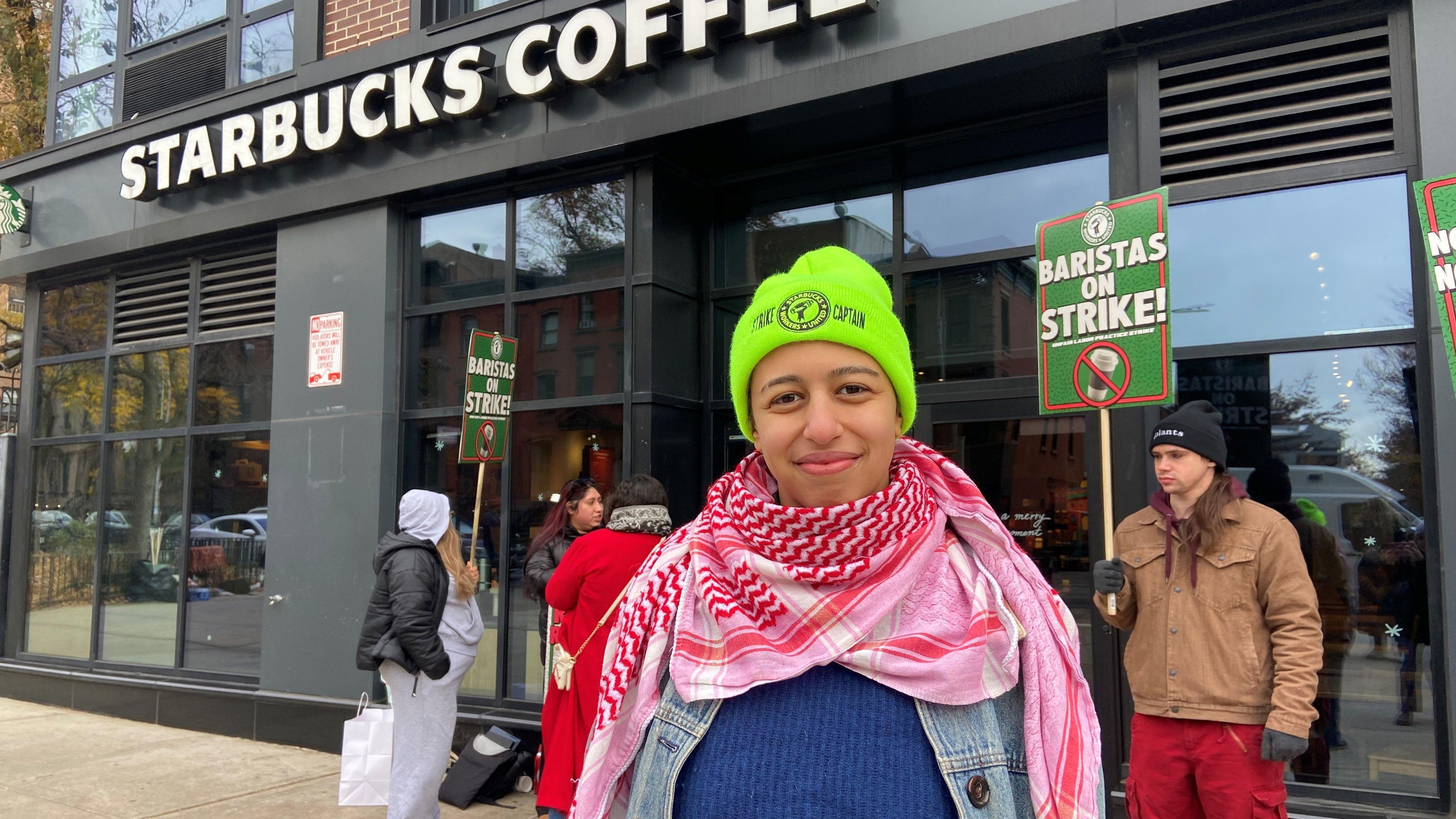 Los trabajadores sindicalizados de Starbucks se declaran en huelga por salarios y personal.
