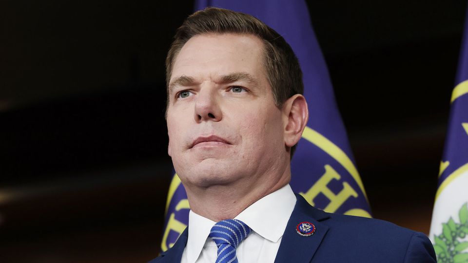 Bill Pulte remite al representante Eric Swalwell al Departamento de Justicia por acusaciones de fraude hipotecario.