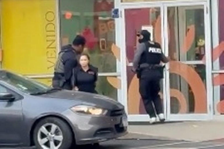 Chicago preschool worker dragged out of daycare by masked ICE agents ...
