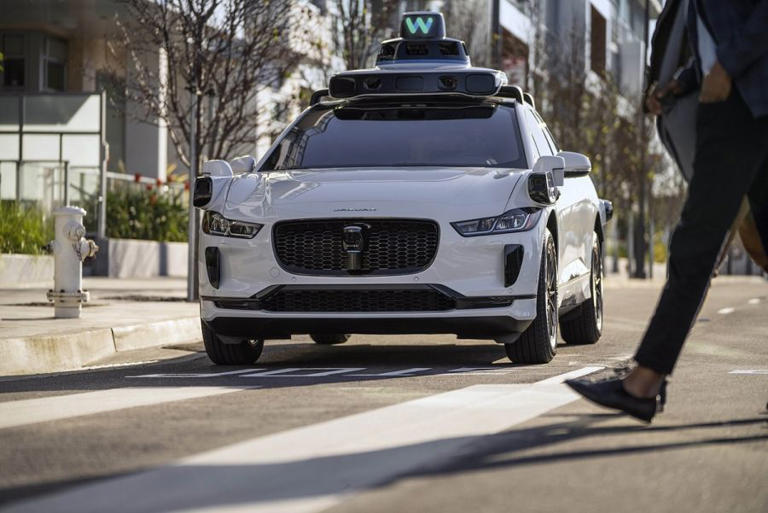 Waymo es pionera en lanzar robotaxis sin conductor en autopistas de EE.UU.