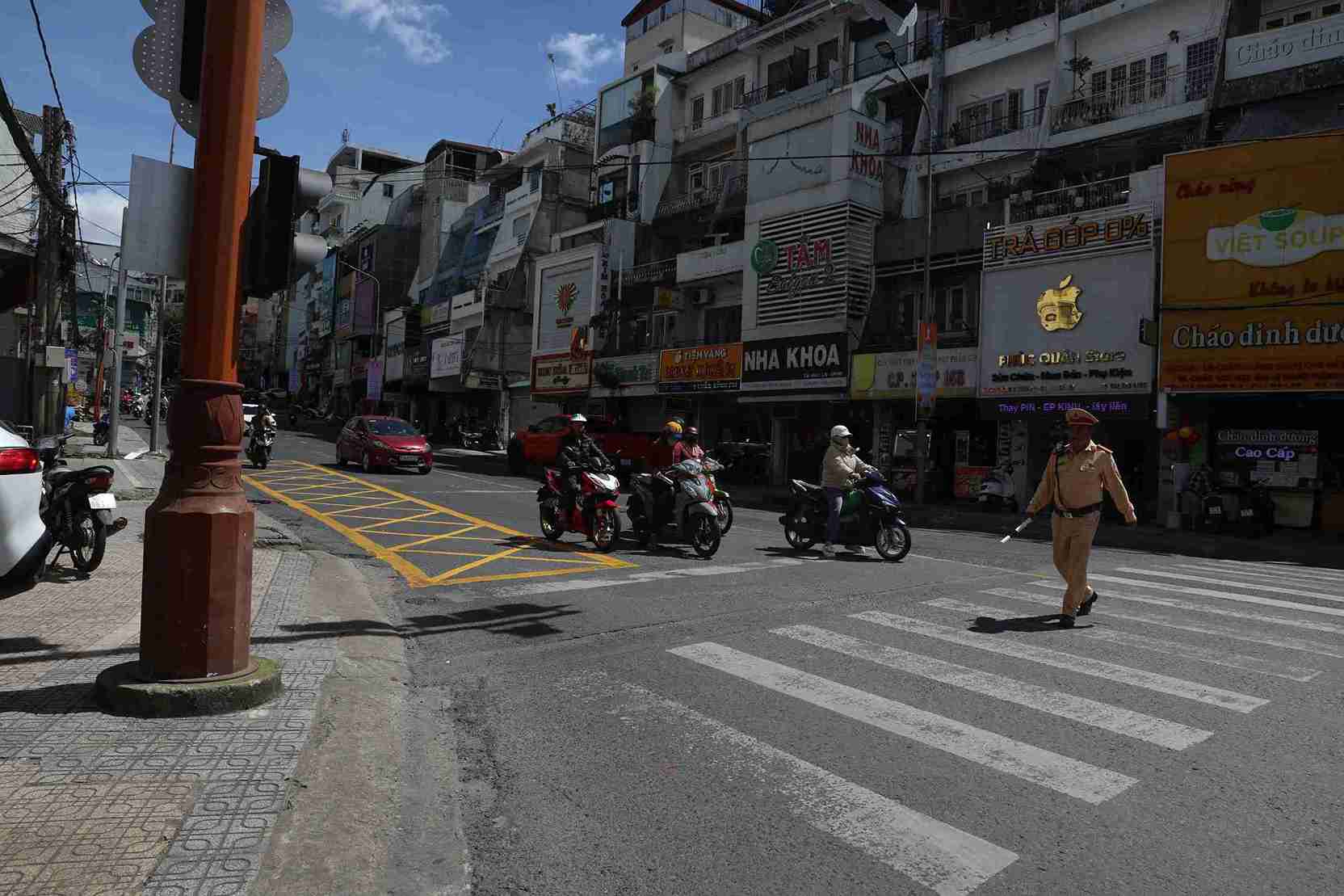 Vạch mắt võng kéo giảm ùn tắc giao thông tại các nút giao lộ ở Đà Lạt