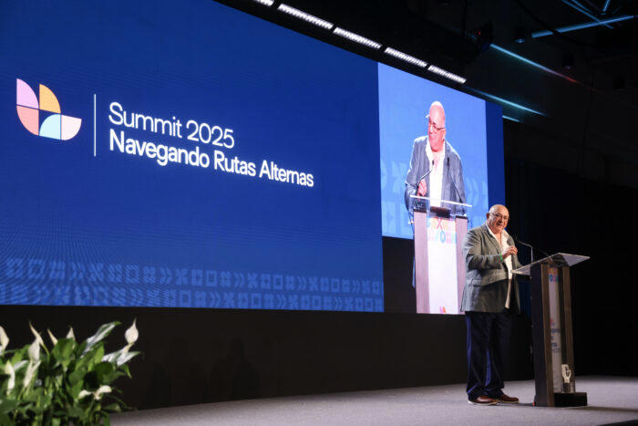 Alejandro Robles recibe el Galeón 2025 por su liderazgo en la ...