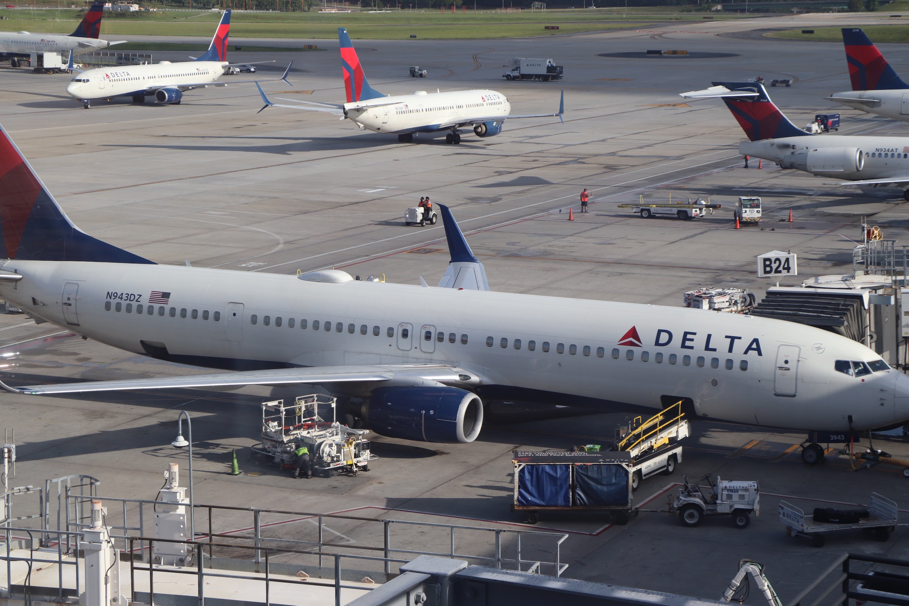 3 Reasons I Always Keep a Delta Credit Card in My Wallet