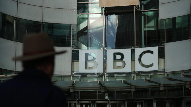 La BBC se disculpa con Trump por el error de edición y rechaza la demanda por difamación.