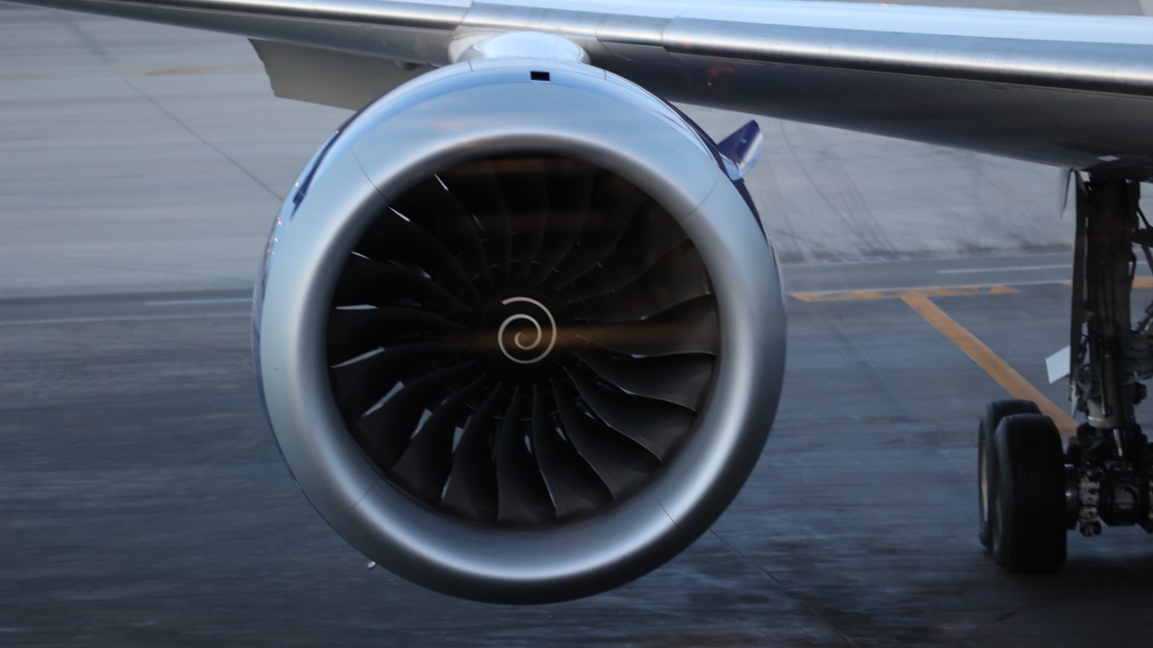 Why Boeing did not stick with one engine option for the 787