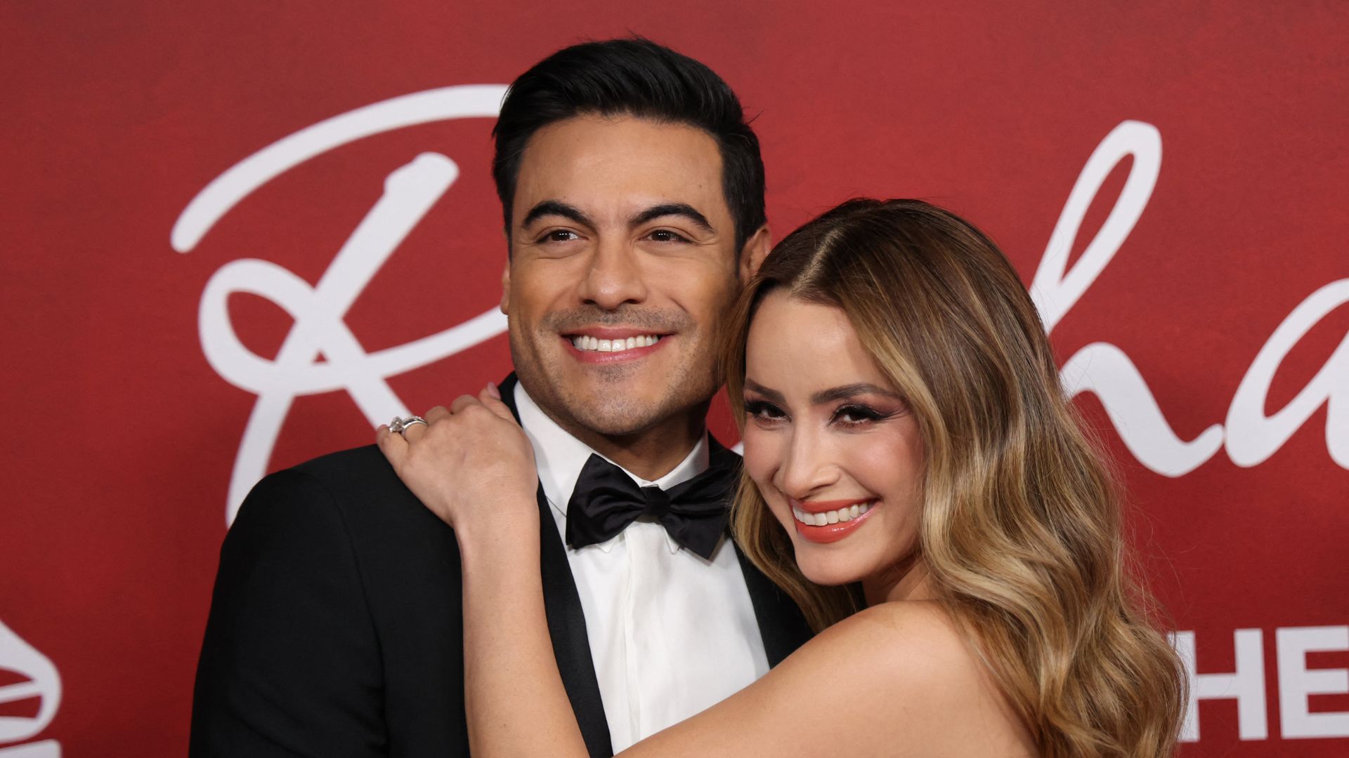 Carlos Rivera aparece en la alfombra roja junto a Cynthia Rodríguez; así de  románticos posaron