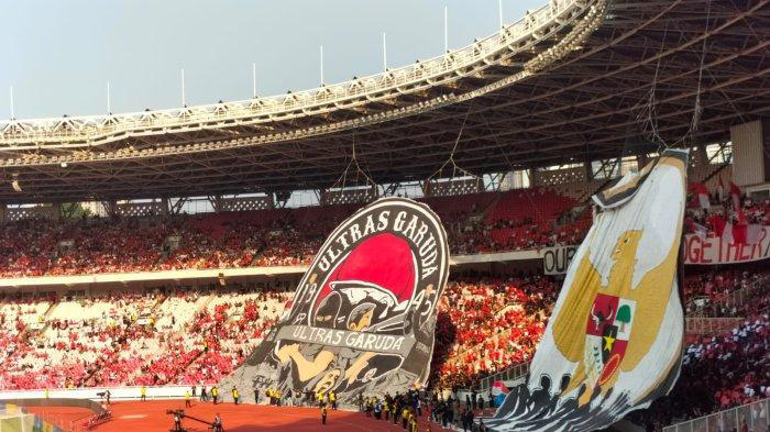 Koreo spesial ditampilkan suporter Ultras Garuda di tribune selatan Stadion Utama Gelora Bung Karno (SUGBK). (TRIBUNJAKARTA.COM/WAHYU SEPTIANA)