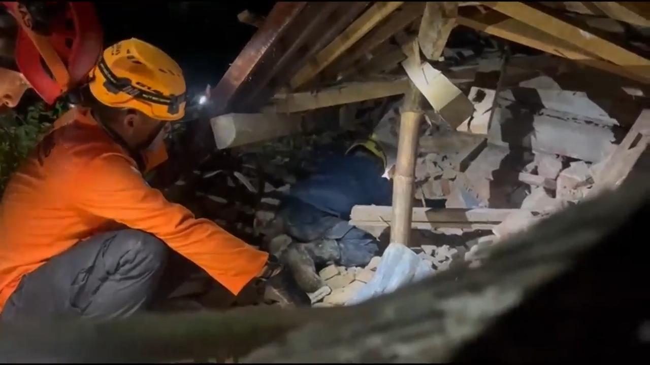 Fatalities in landslide on Indonesia's Java island as rescuers search ...