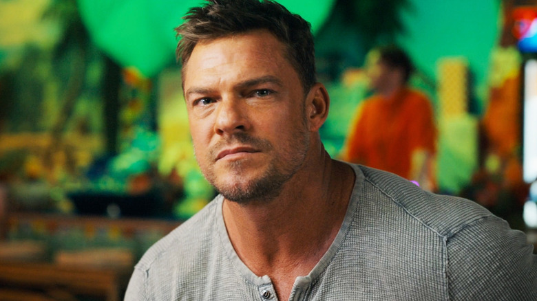 Reacher Star Alan Ritchson's New Action Movie Is A Critical Flop, But ...