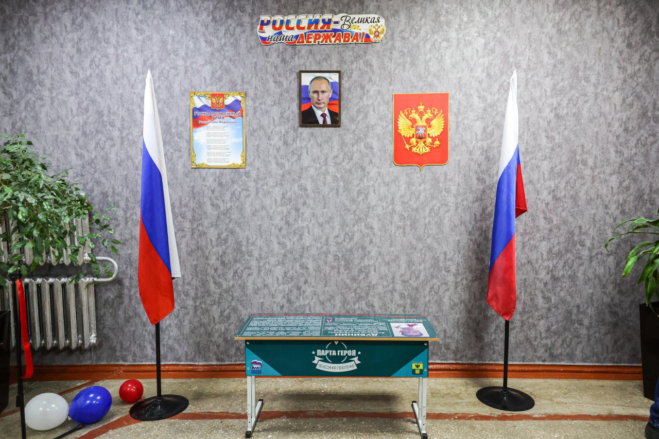 Putin Is Turning Eighth-Grade Classrooms Into Army Training Grounds