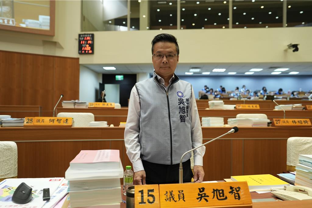 新竹縣議員吳旭智針對AI智能客服提出質詢，並現場實測智能客服皮皮獅的回應功能，結果令人尷尬。（吳旭智提供／邱立雅竹縣傳真）