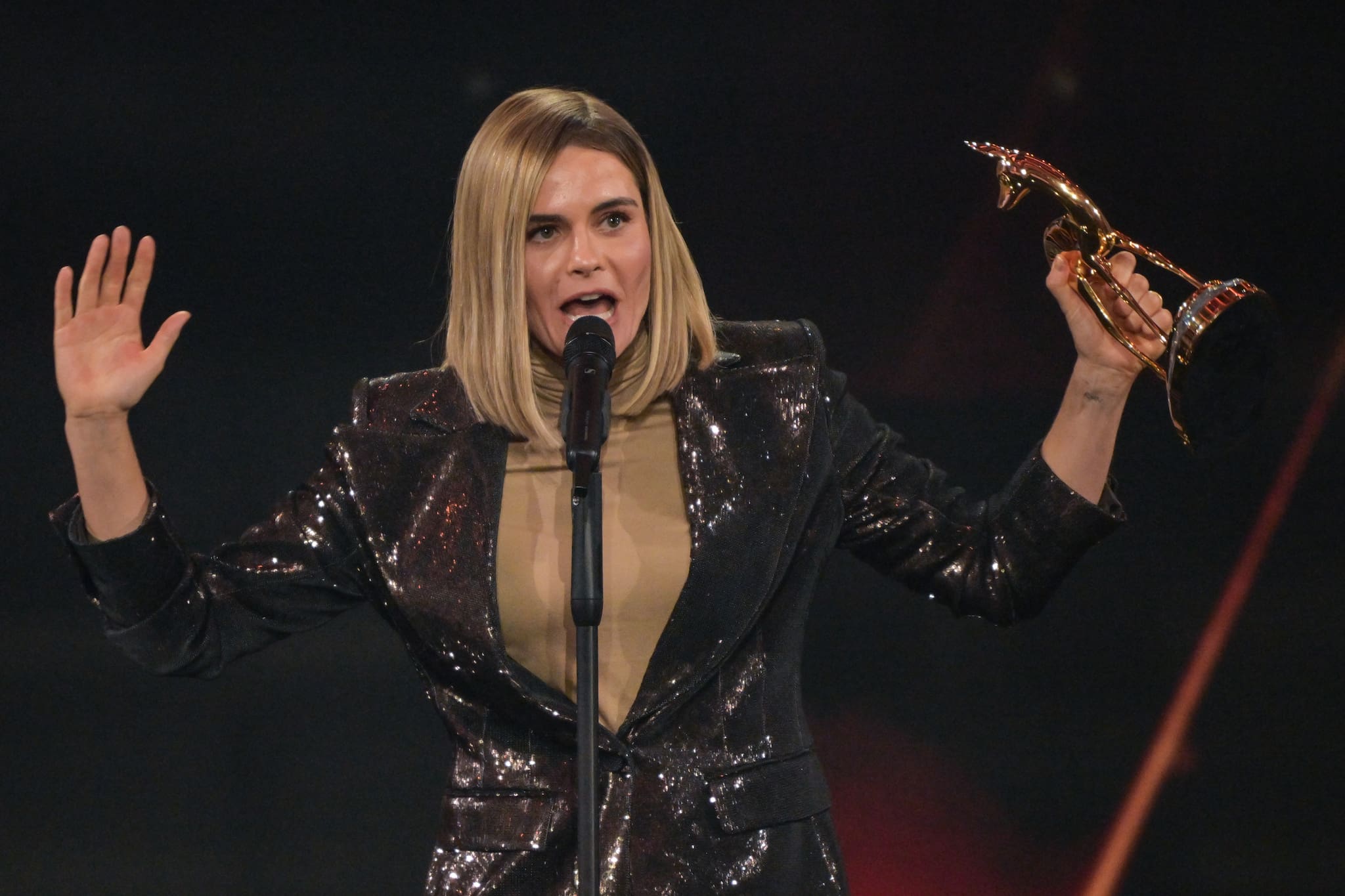 Preisträgerin Hazel Brugger beim Bambi. Quelle: Peter Kneffel/dpa