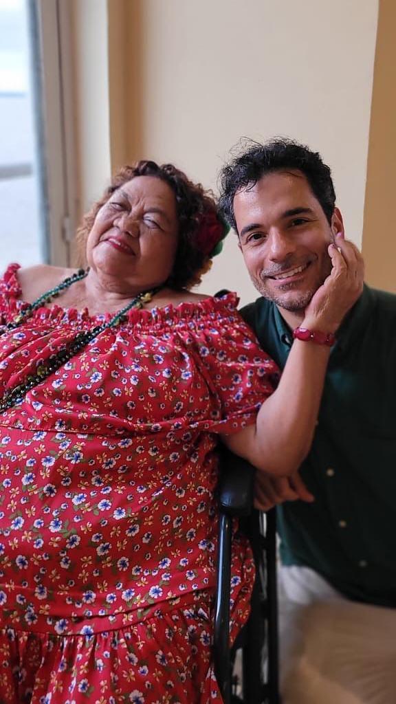 Dona Onete mostra ao repórter João Fellet o significado de "chamego"