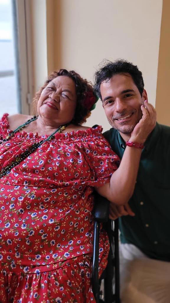 Dona Onete mostra ao repórter João Fellet o significado de "chamego"