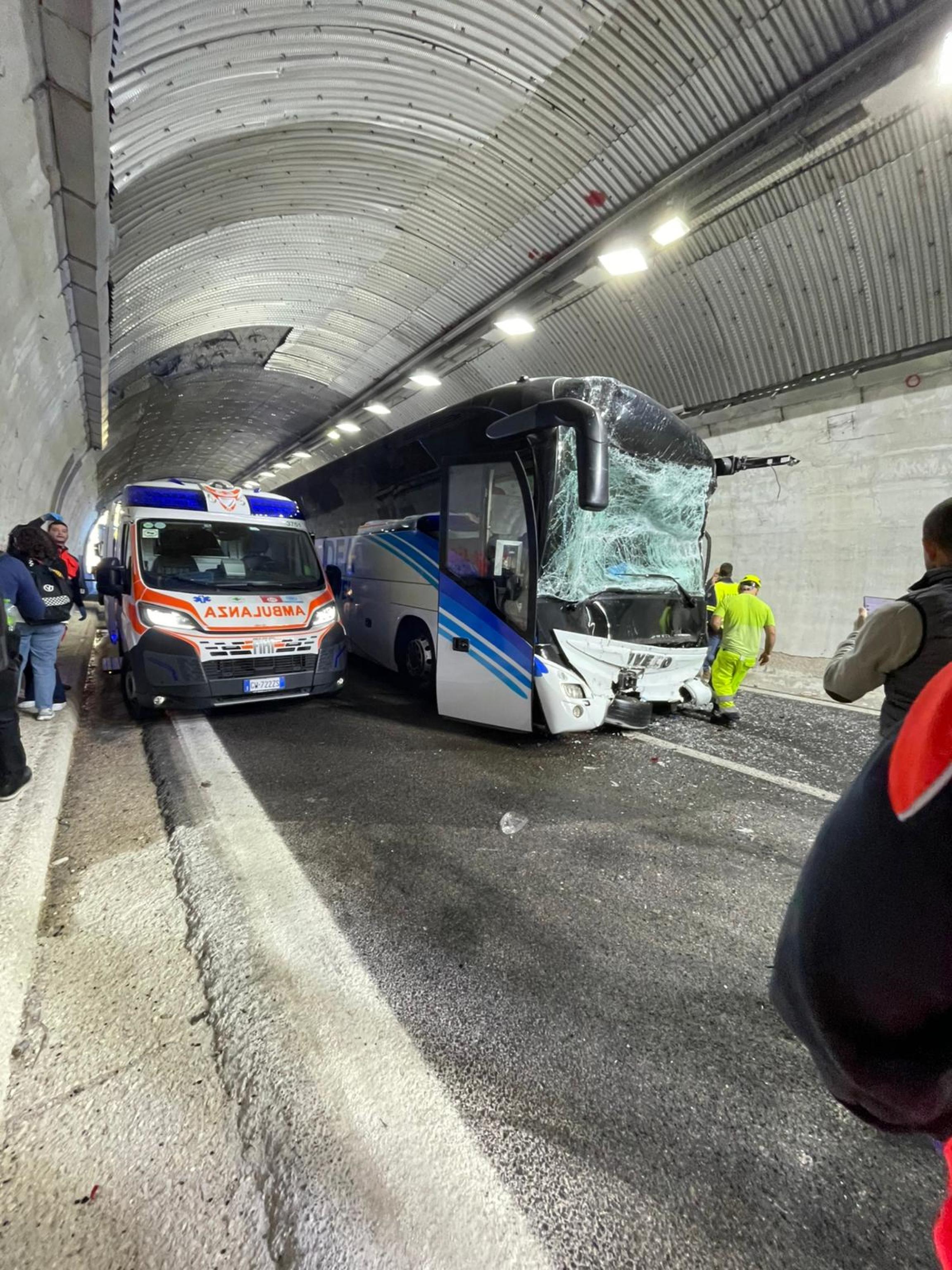 Tamponamento tra bus e mezzo pesante, 10 km coda in A14