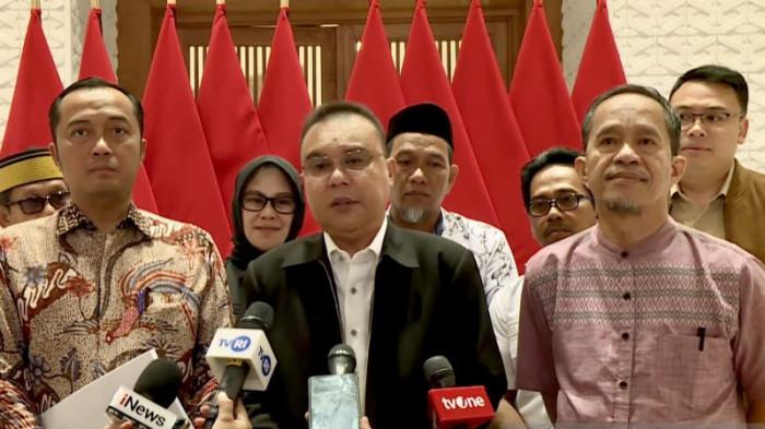 HUKUM: Wakil Ketua DPR Sufmi Dasco Ahmad (tengah) dan Menteri Sekretaris Negara Prasetyo Hadi (kiri) di Lanud Halim Perdanakusuma, Jakarta, Kamis (13/11/2025) mengumumkan pemberian rehabilitasi oleh Presiden Prabowo Subianto kepada dua guru ASN asal Luwu Utara yang dipecat akibat pungutan ke orang tua murid untuk membantu membayar gaji guru honorer. (ANTARA/HO-BPMI Sekretariat Presiden)