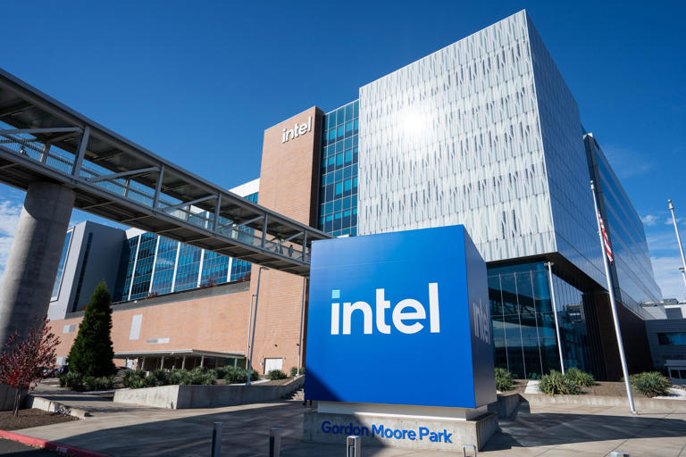 Elon Musk tours Intel’s semiconductor fab plant in Hillsboro ahead of ...