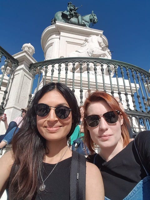 Die Autorin (rechts) posiert mit einer Freundin bei der Erkundung der Sehenswürdigkeiten während ihrer Zeit als Einwohnerin und Mitarbeiterin in Portugal.