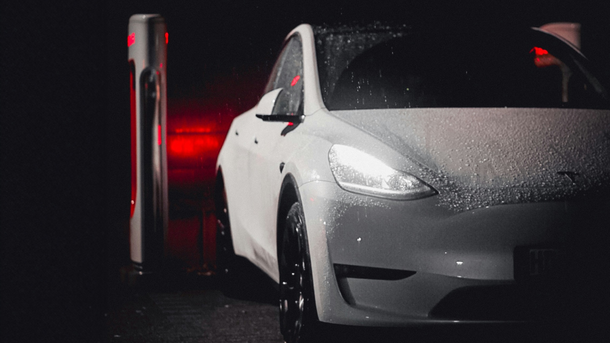 Tesla buigt toch voor Apple in de hoop zijn dalende autoverkopen op te ...