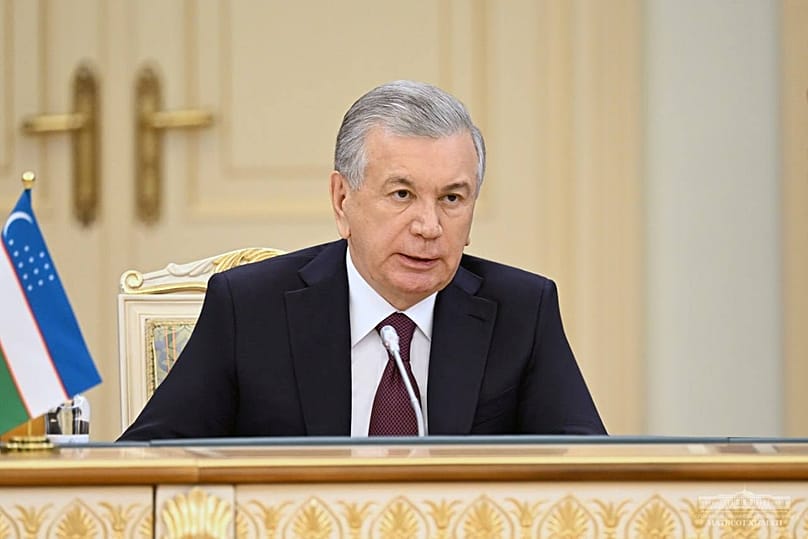 El presidente de Uzbekistán, Shavkat Mirziyoyev, pronuncia un discurso en la Sexta Reunión Consultiva president.uz