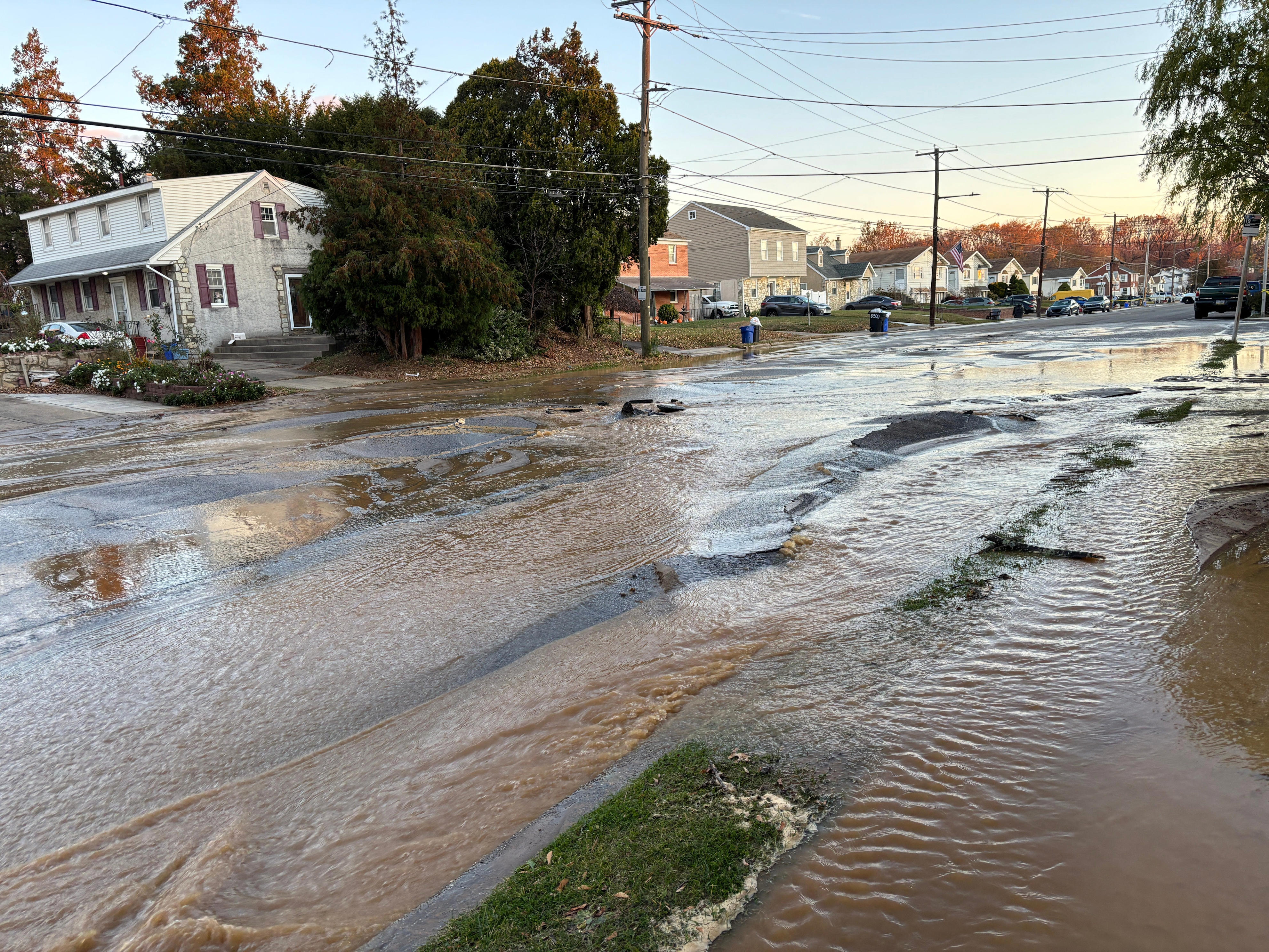 Water main break floods Northeast Philly intersection