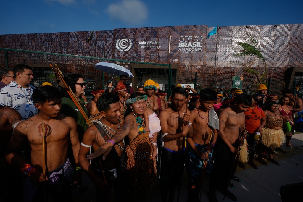 Manifestantes bloquean la entrada principal a las negociaciones climáticas de la COP30 en Brasil.