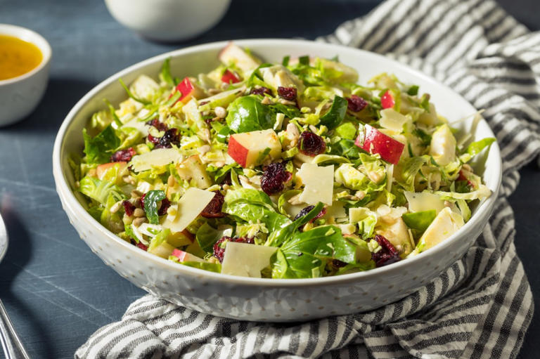 Kohl mal anders: Probiere diesen Spitzkohl-Salat mit Apfel