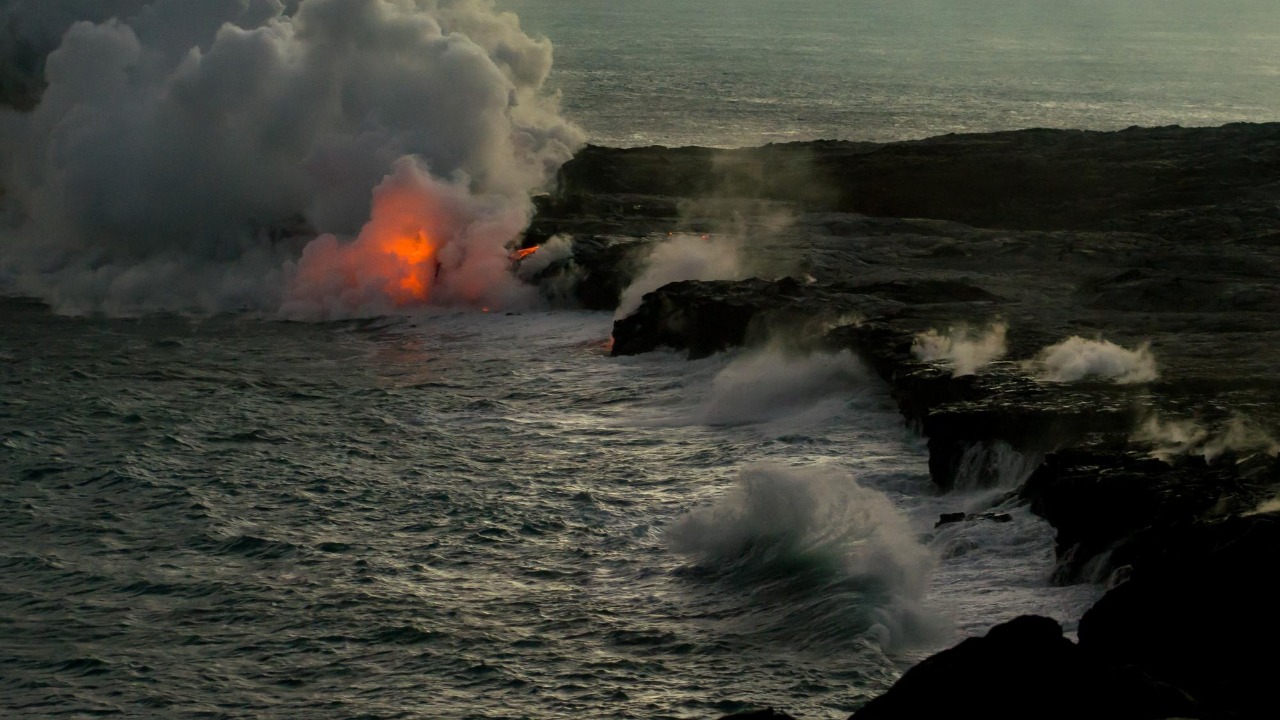 10,000 quakes in a day push NW volcano to 95% eruption risk