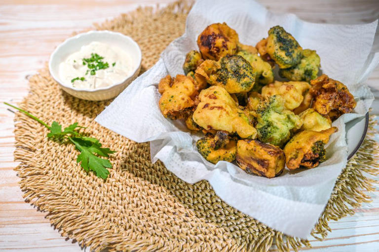 Una de las formas más deliciosas de cocinar el brócoli es rebozado y frito.