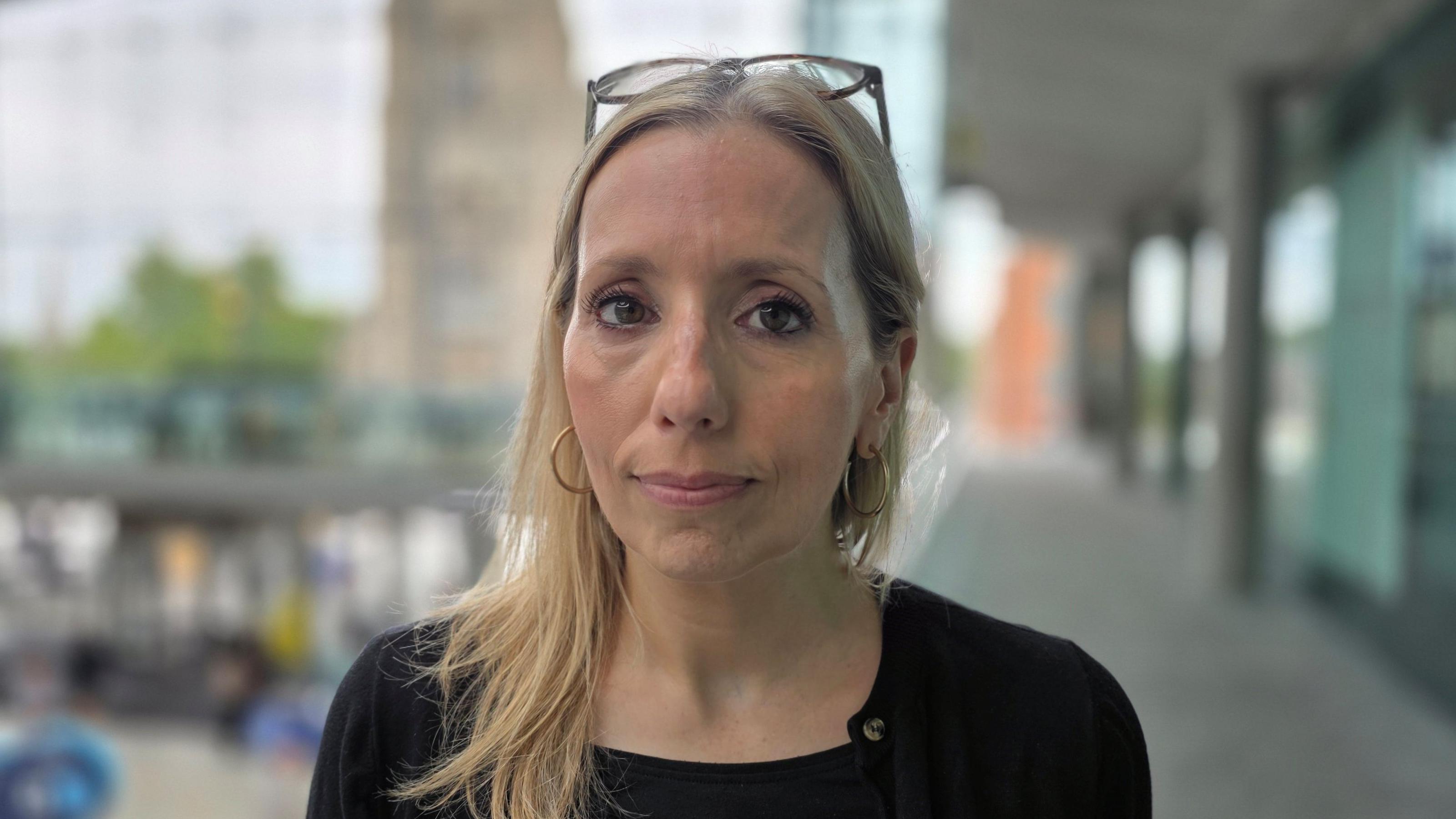 La comisionada de policía advierte a la primera ministra tras su renuncia al Partido Laborista.