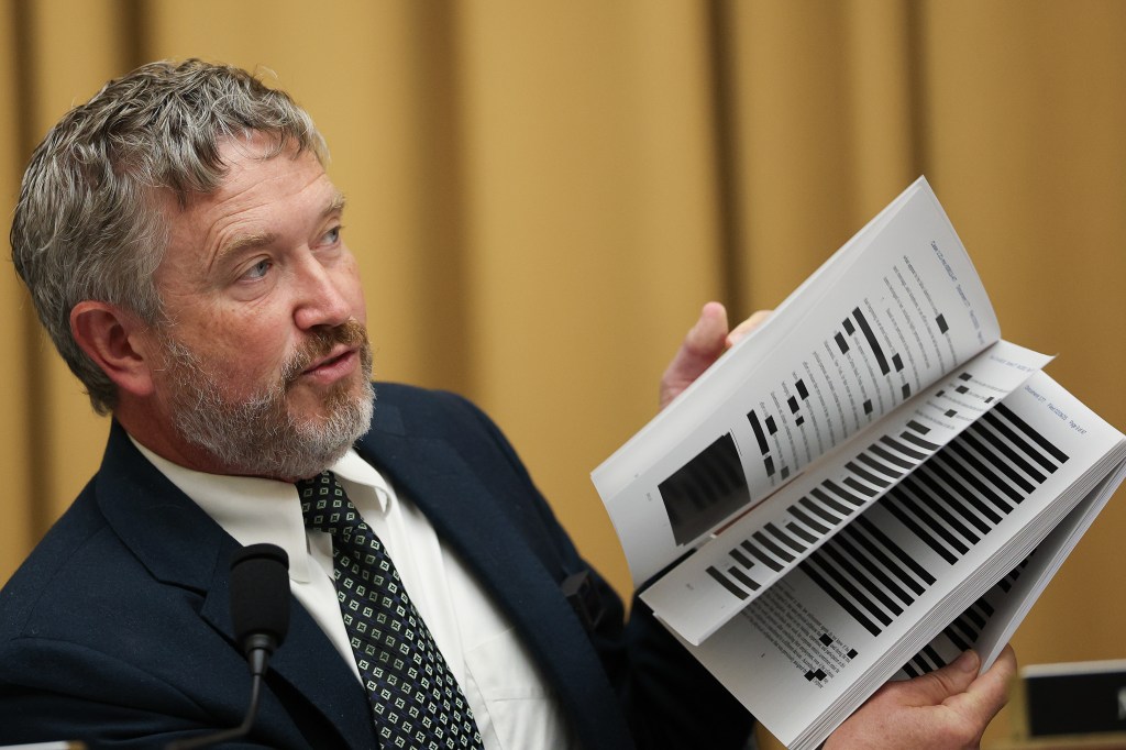 Archivos de Epstein: Thomas Massie revela comentarios privados de Donald Trump y sus aliados