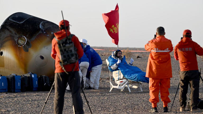 Los astronautas chinos regresan a casa después de que un presunto impacto con escombros retrasara su regreso a la Tierra.
