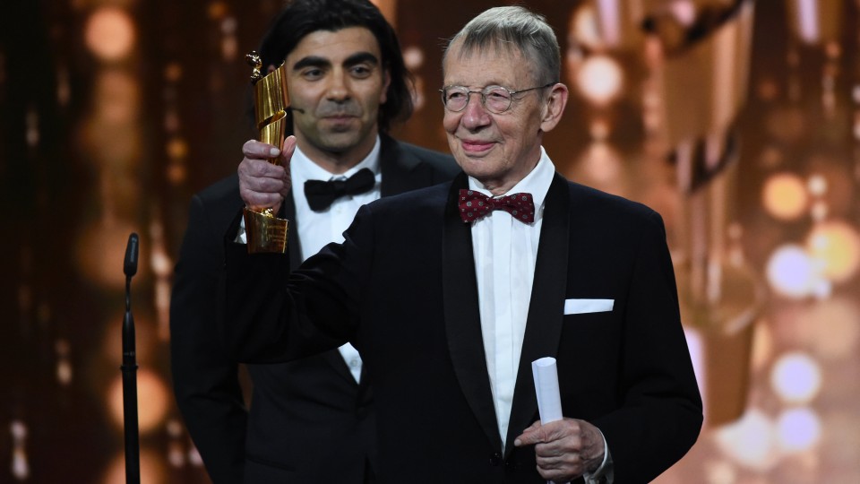 Hark Bohm erhält von Regisseur Fatih Akin 2018 den „Ehrenpreis“ bei der Verleihung des 68. Deutschen Filmpreises „Lola“.