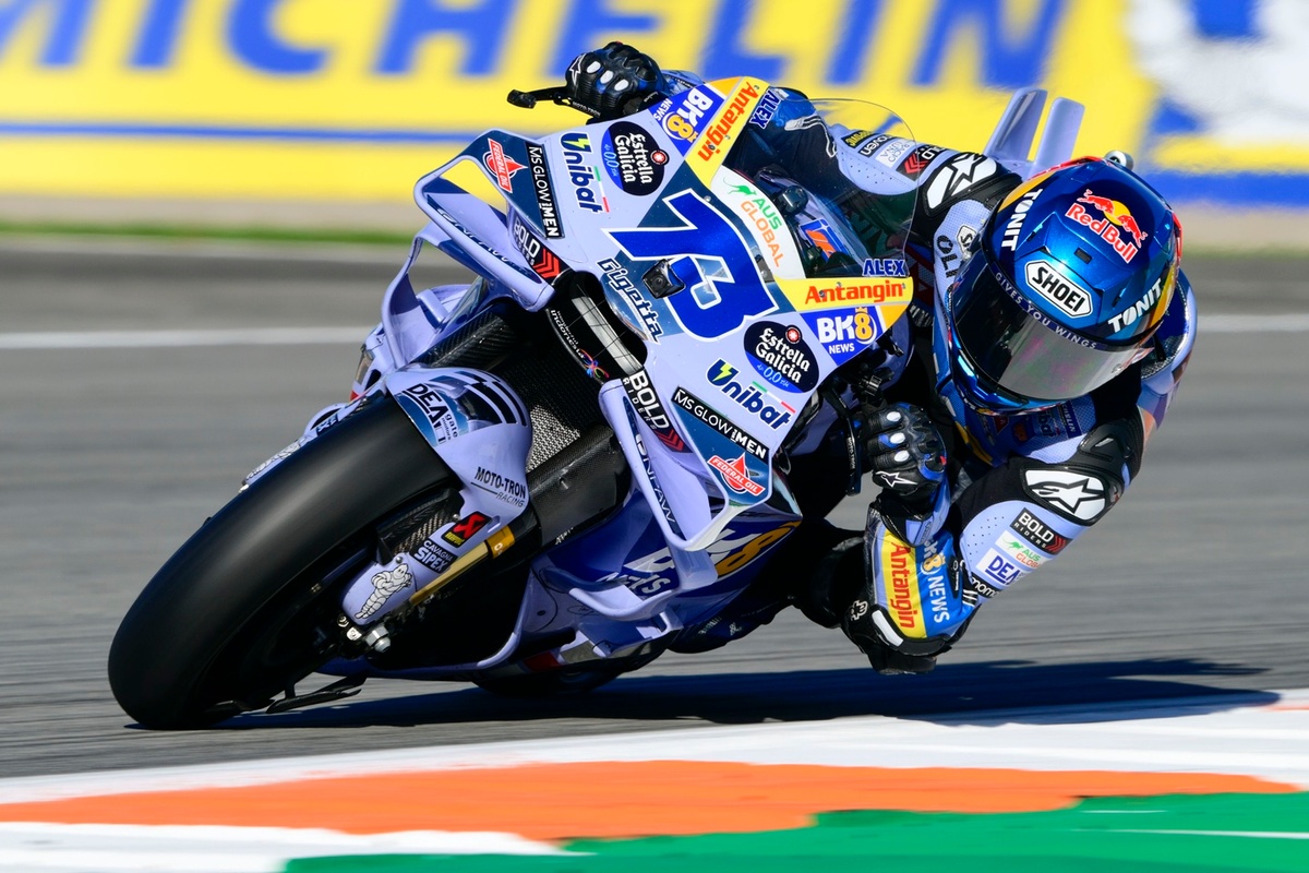 Alex Márquez prueba la aerodinámica de la Ducati GP25 en Valencia