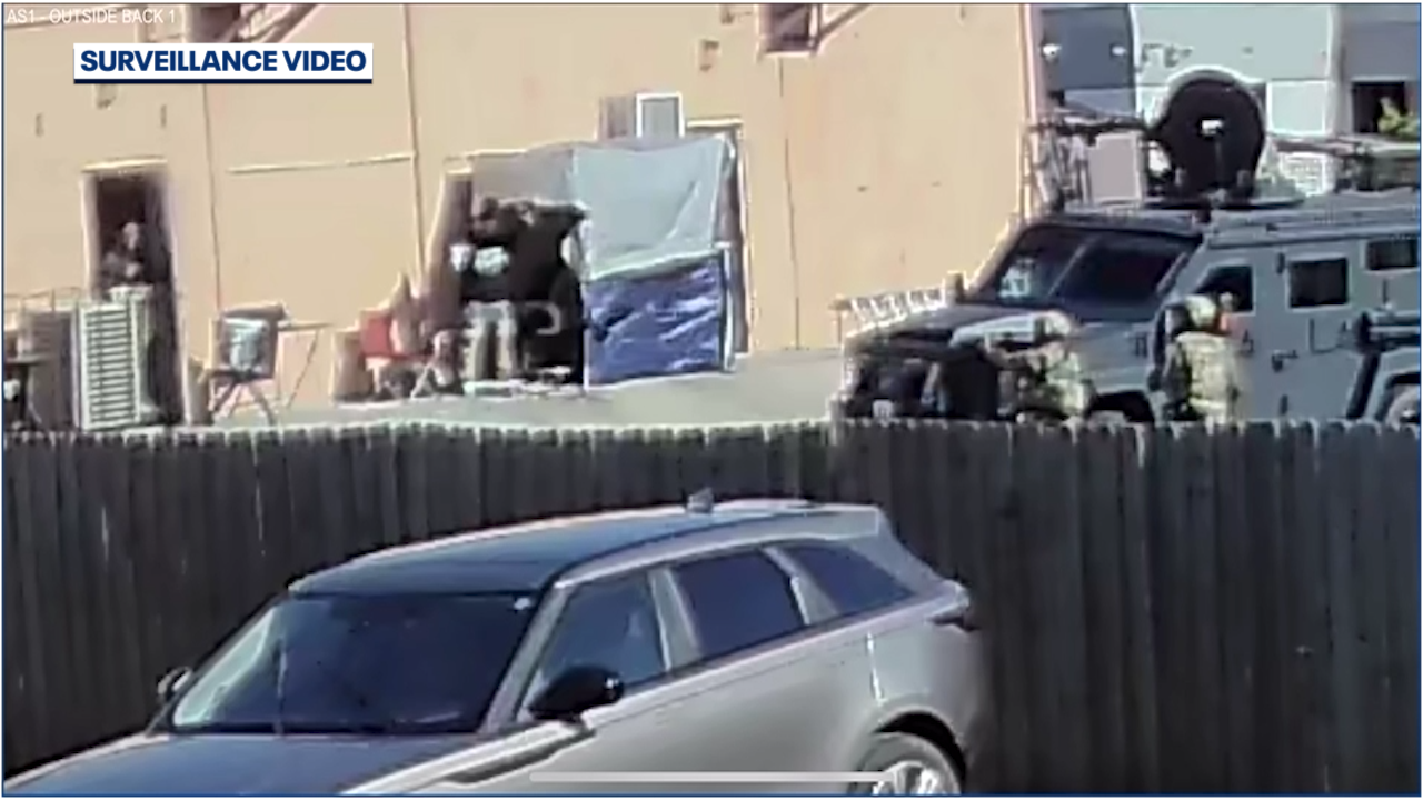 Police: 1 dead in barricade at Orlando shopping center, police say