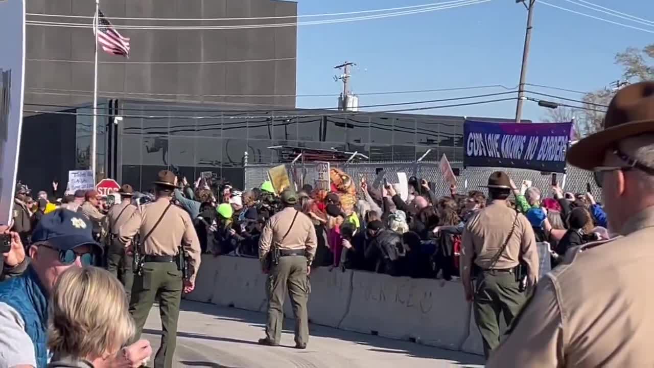 NFP - ERIK RAW - At least 10 detained amid protests outside Broadview ...