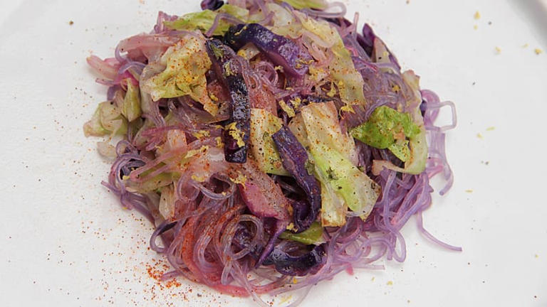 Cette photo prise le 24 juin 2017 montre une recette de nouilles au varech et au chou à Coronado, en Californie.