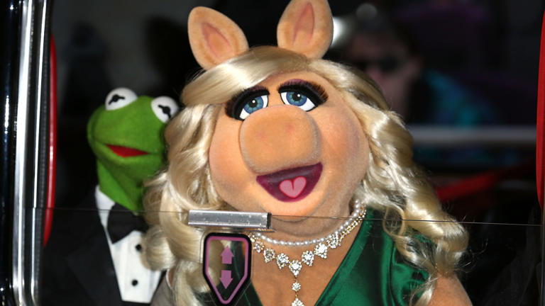 Kermit shuts down Miss Piggy dating question, says 'a frog's got to ...