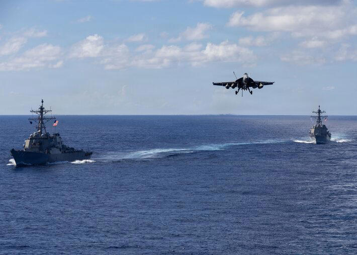 Grupo de ataque do USS Gerald Ford se une a um submarino nuclear, outros navios de guerra, jatos de combate, helicópteros de operações especiais e aviões bombardeiros já mobilizados na região Foto: Suboficial 2ª Classe Triniti/Marinha dos Estados Unidos
