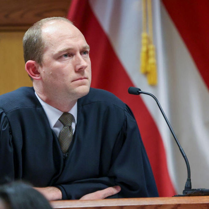 Un juez retira oficialmente tres cargos en el caso de las elecciones de Trump en Georgia.