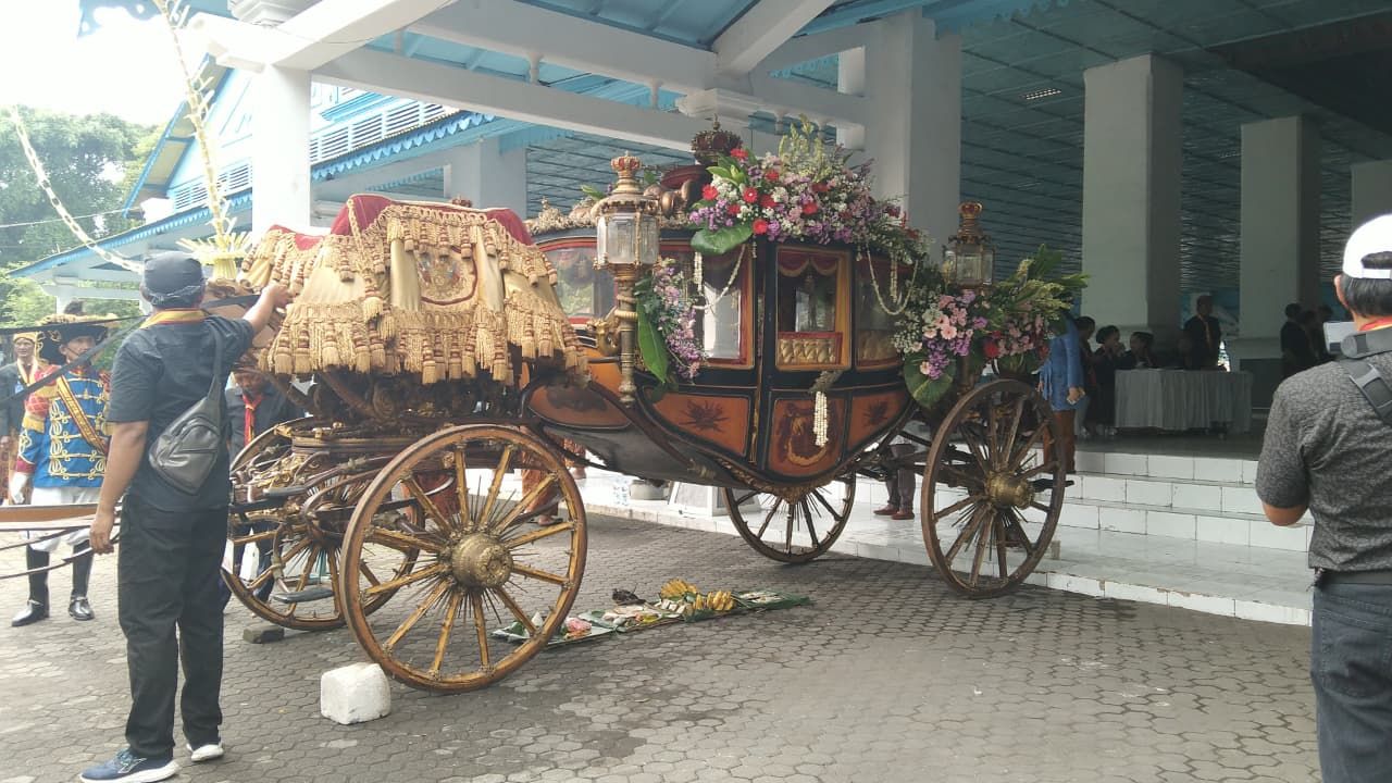 Sesajen Disiapkan untuk Kereta Kencana yang Bawa Pakubuwono XIV, ini Makna di Baliknya