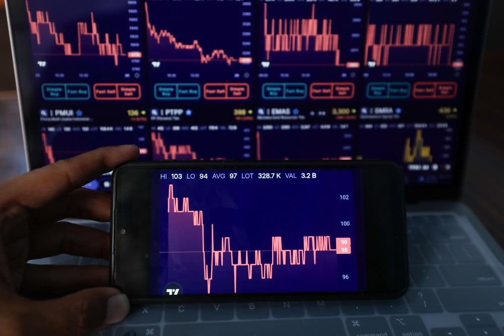 Saham Top Losers Pekan Ini Didominasi SPMA, PGLI, TAPG, dan CBRE